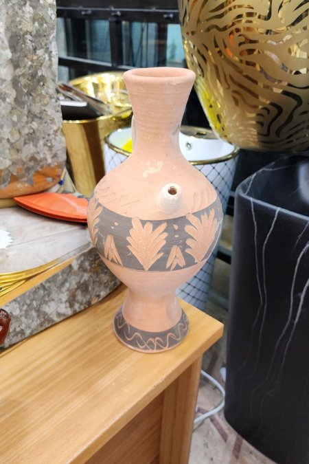 إبريق فخاري بزخارف بلون رمادي داكن